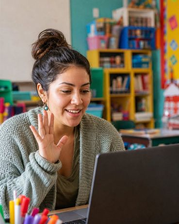 Docente dando una clase online en su laptop