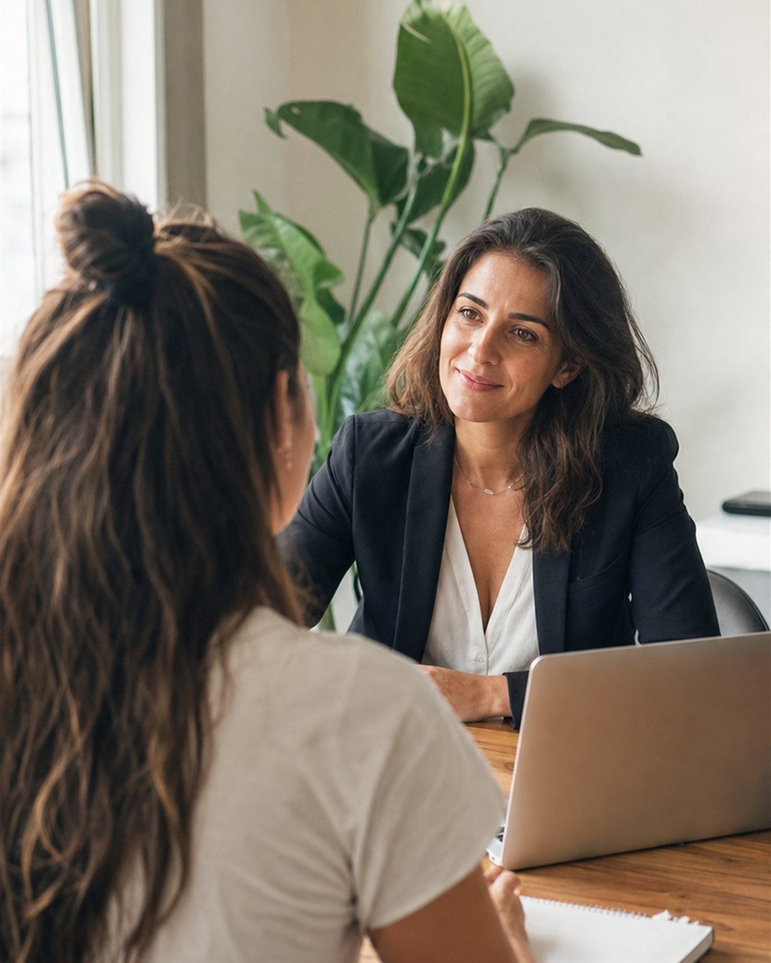 Consultor escuchando a un cliente en una mesa de trabajo